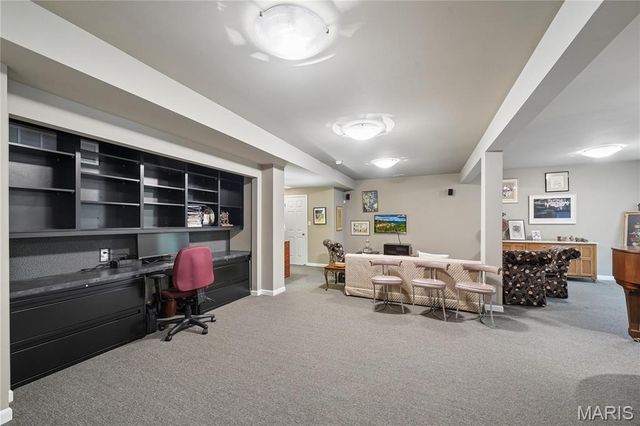 8923 Hilltop Manor Drive, St Louis, MO 63132
