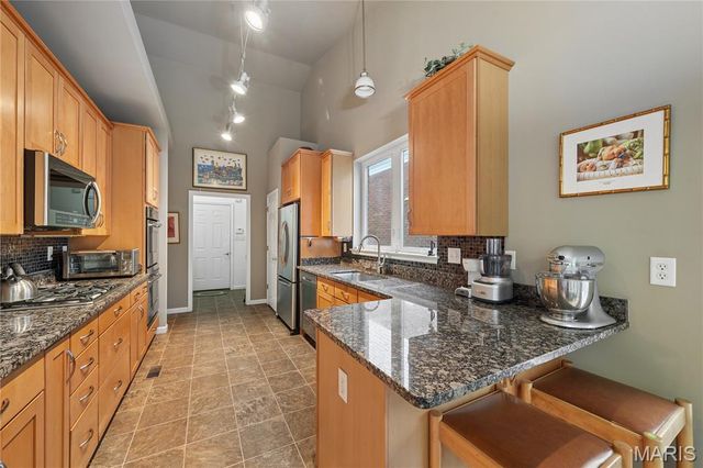 8923 Hilltop Manor Drive, St Louis, MO 63132