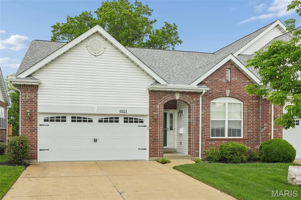 8923 Hilltop Manor Drive, St Louis, MO 63132