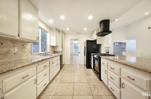 3504 Sweetbriar Way, Bakersfield, CA 93311
