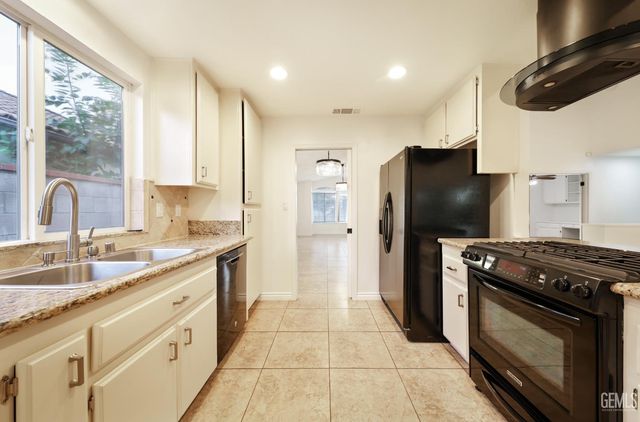 3504 Sweetbriar Way, Bakersfield, CA 93311