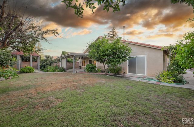 3504 Sweetbriar Way, Bakersfield, CA 93311
