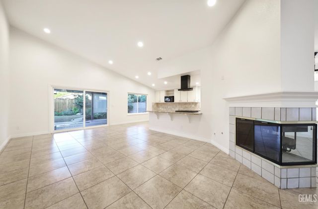 3504 Sweetbriar Way, Bakersfield, CA 93311