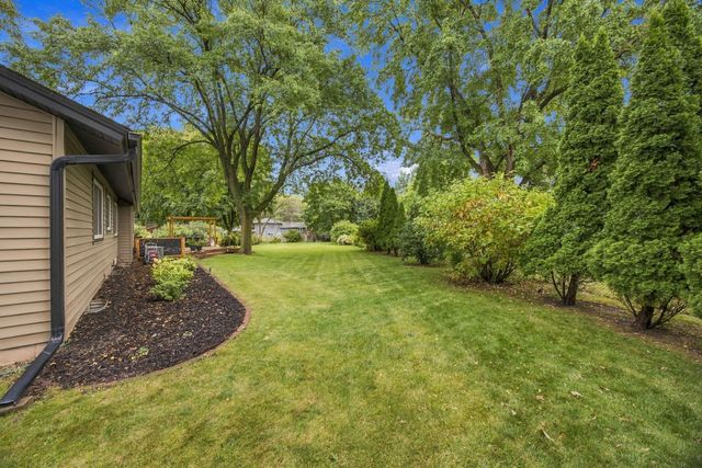 11315 W River Hills Drive, Burnsville, MN 55337