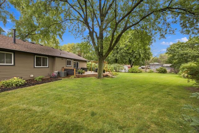 11315 W River Hills Drive, Burnsville, MN 55337