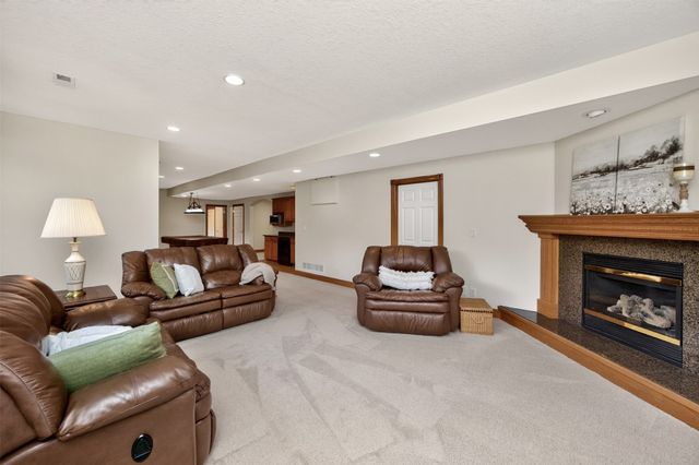 1925 SE Hawthorne Ridge Drive, Waukee, IA 50263