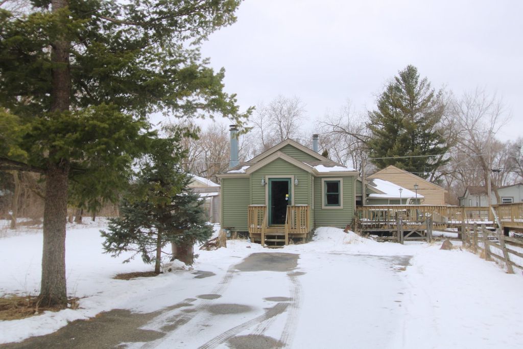 104 Columbine Street, Crystal Lake, IL 60014