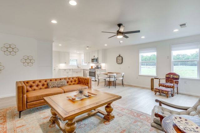 400 S 10th Avenue, Santo, TX 76472