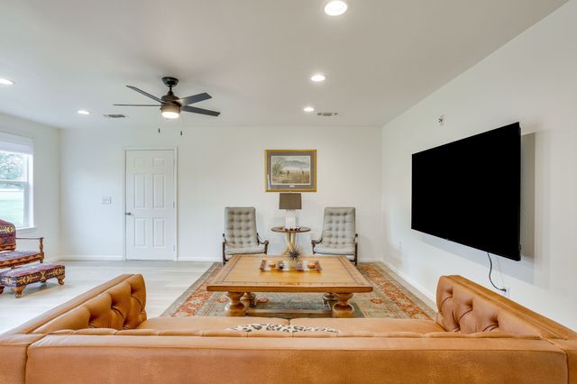 400 S 10th Avenue, Santo, TX 76472