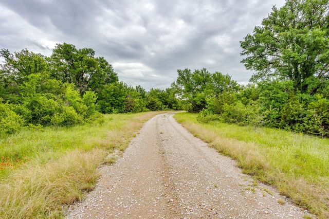 400 S 10th Avenue, Santo, TX 76472