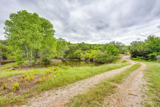 400 S 10th Avenue, Santo, TX 76472