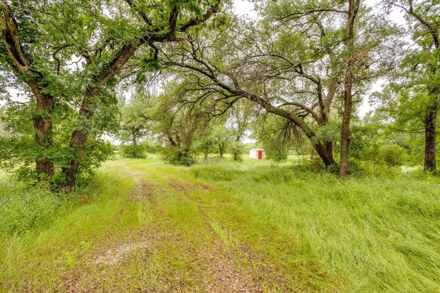 400 S 10th Avenue, Santo, TX 76472