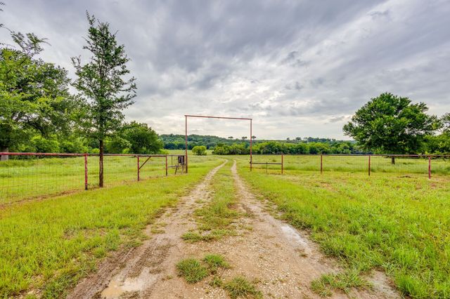 400 S 10th Avenue, Santo, TX 76472