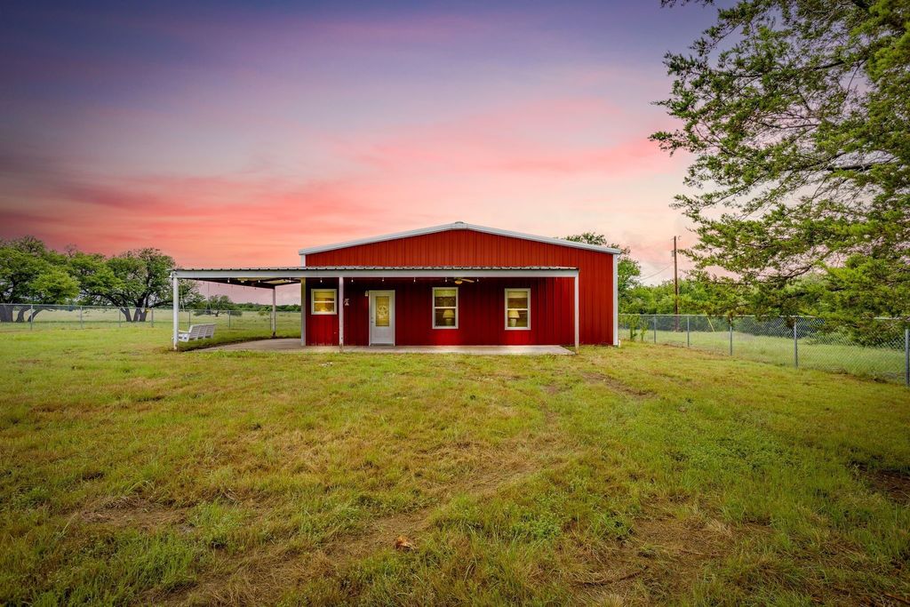 400 S 10th Avenue, Santo, TX 76472
