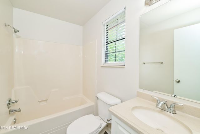 8612 Royal Oaks Drive, Knoxville, TN 37931