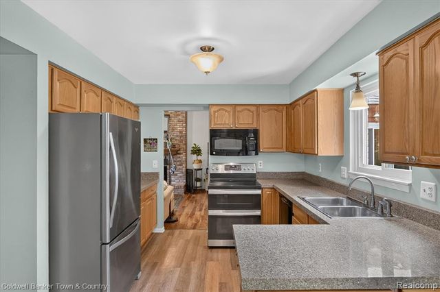 524 Kentucky Drive, Rochester Hills, MI 48307