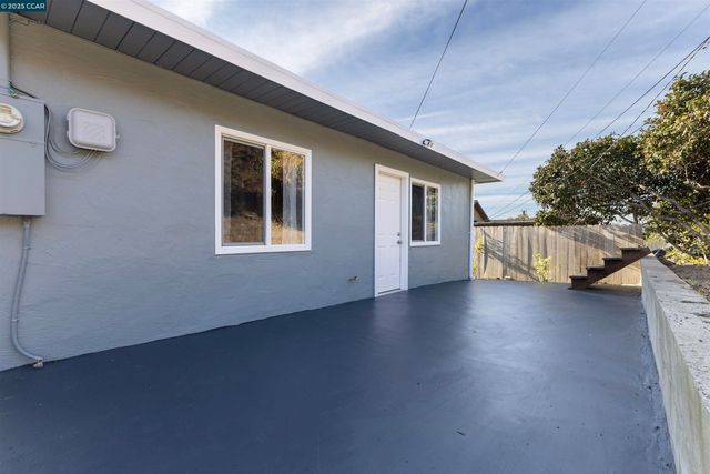 3141 Fairmede Dr, Richmond, CA 94806