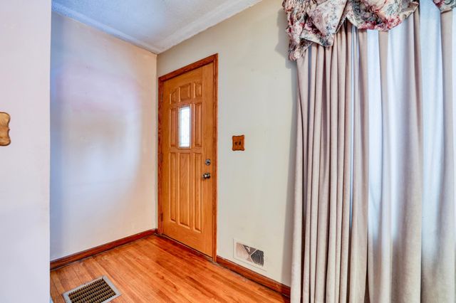 1442 Sandhurst Avenue E, Maplewood, MN 55109