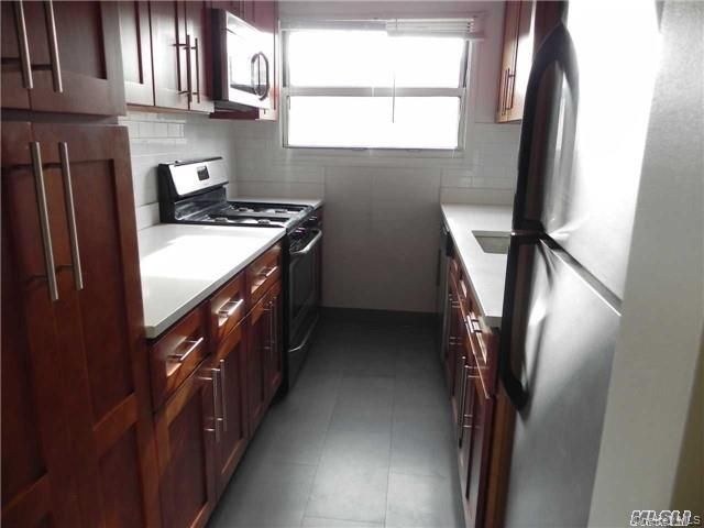17 Schenck Avenue 3B, Great Neck, NY 11021