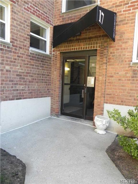 17 Schenck Avenue 3B, Great Neck, NY 11021