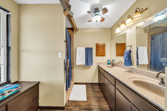 3242 E Fm 696, Lexington, TX 78947