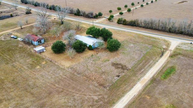 3242 E Fm 696, Lexington, TX 78947