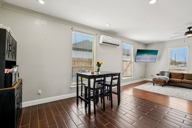 325 Las Palomas, Lytle, TX 78052