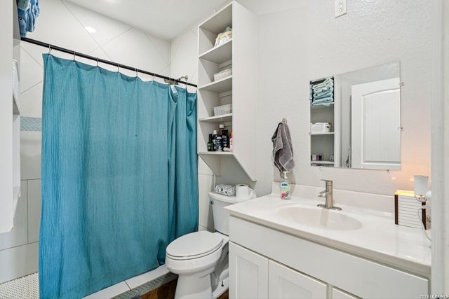 325 Las Palomas, Lytle, TX 78052