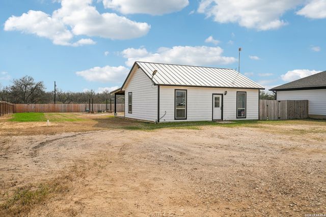 325 Las Palomas, Lytle, TX 78052