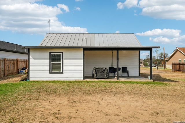 325 Las Palomas, Lytle, TX 78052