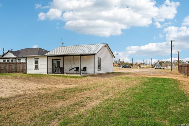 325 Las Palomas, Lytle, TX 78052