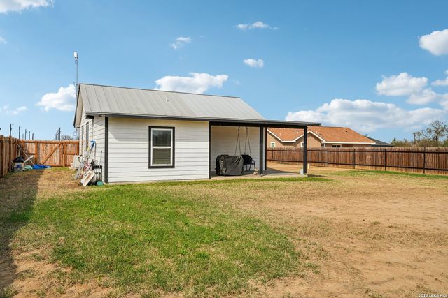 325 Las Palomas, Lytle, TX 78052