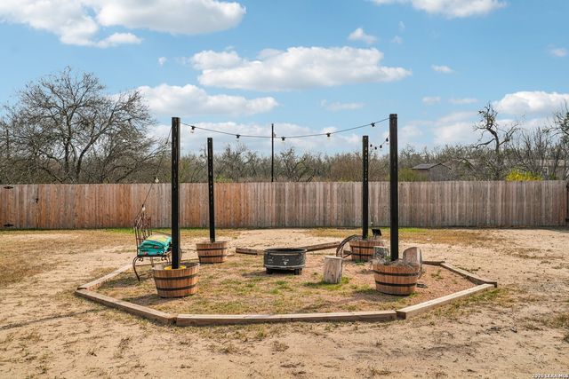 325 Las Palomas, Lytle, TX 78052