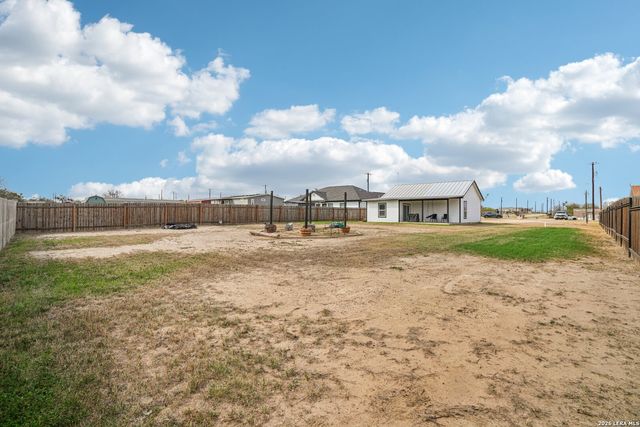 325 Las Palomas, Lytle, TX 78052