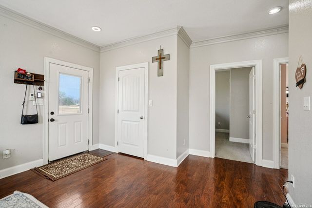 325 Las Palomas, Lytle, TX 78052