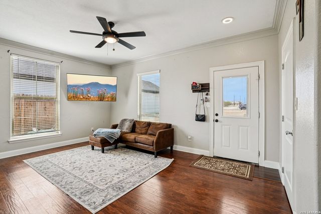 325 Las Palomas, Lytle, TX 78052