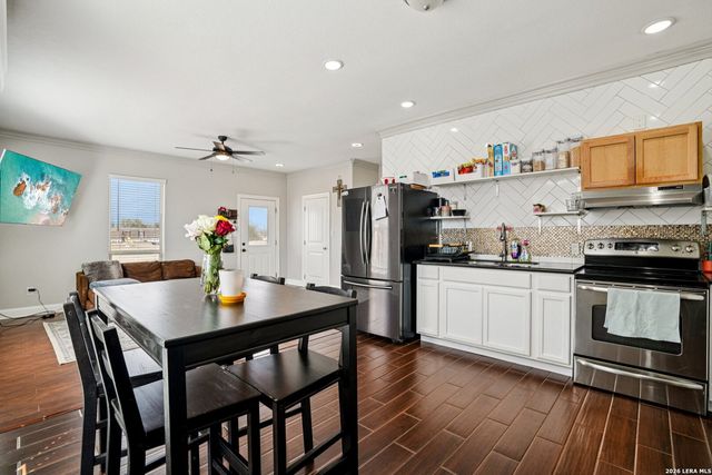 325 Las Palomas, Lytle, TX 78052