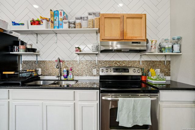 325 Las Palomas, Lytle, TX 78052