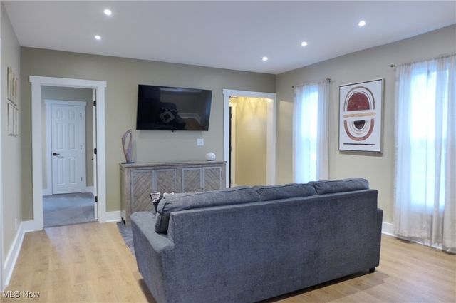 1376 W 74th Street, Cleveland, OH 44102