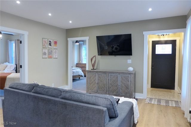 1376 W 74th Street, Cleveland, OH 44102