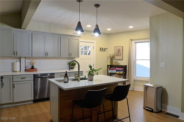 1376 W 74th Street, Cleveland, OH 44102