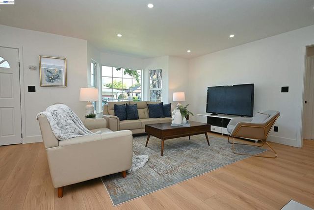361 Tippecanoe Ave, Hayward, CA 94544