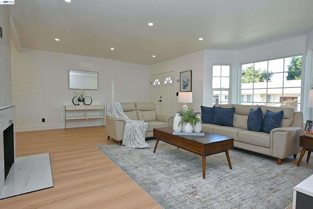 361 Tippecanoe Ave, Hayward, CA 94544
