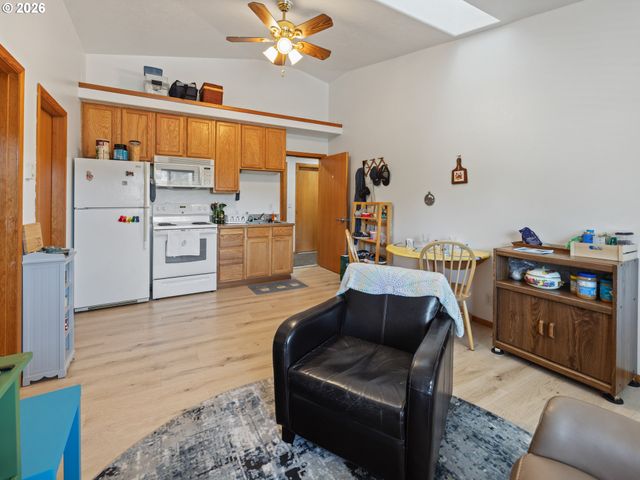 220 Nw SPRING St, Waldport, OR 97394