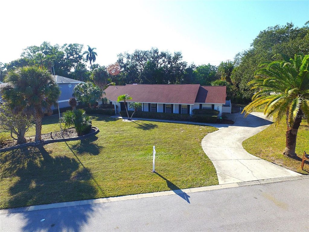 Image 2 of property listing at 1008 CIMARRON CIR, Bradenton, FL 34209