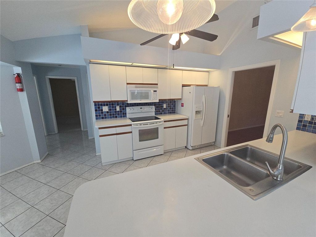 Image 12 of property listing at 1008 CIMARRON CIR, Bradenton, FL 34209