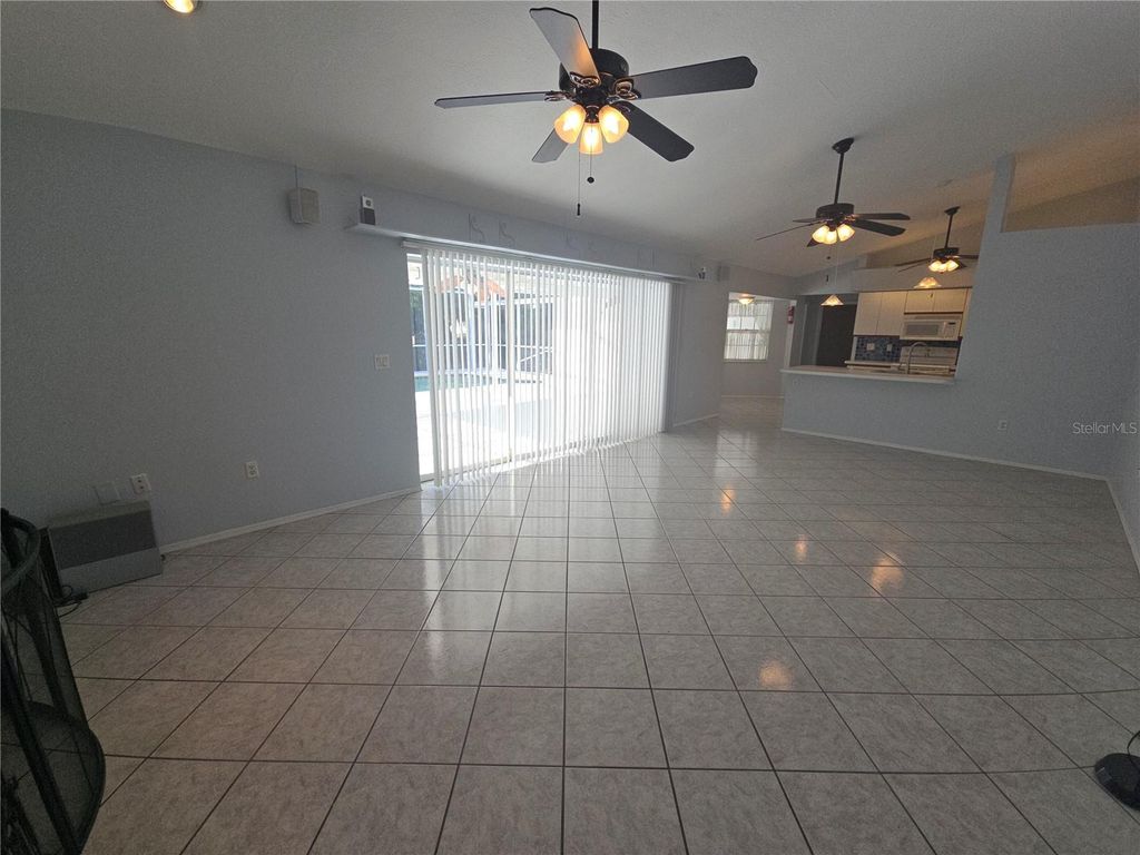 Image 14 of property listing at 1008 CIMARRON CIR, Bradenton, FL 34209