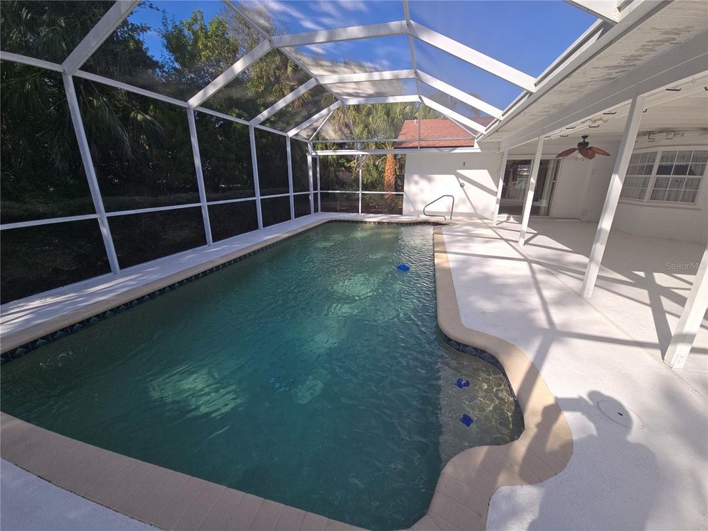 Image 3 of property listing at 1008 CIMARRON CIR, Bradenton, FL 34209