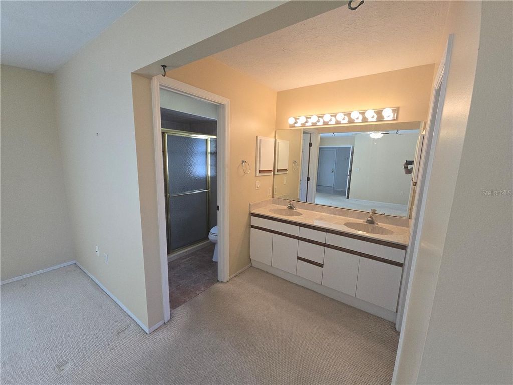 Image 21 of property listing at 1008 CIMARRON CIR, Bradenton, FL 34209