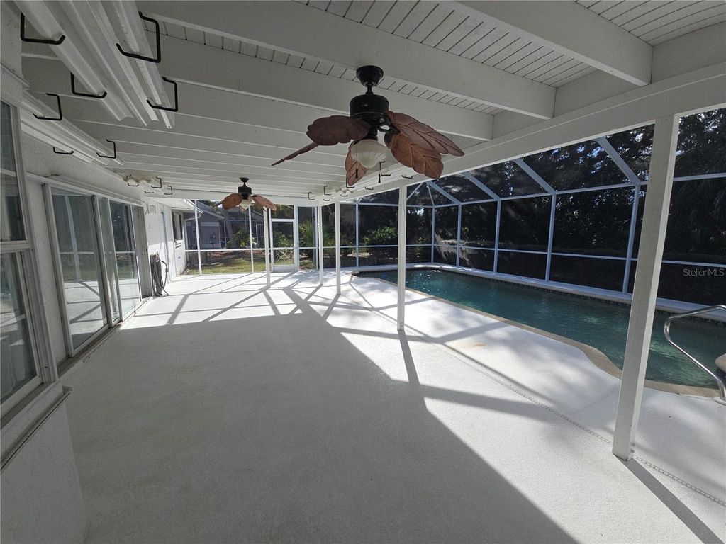 Image 33 of property listing at 1008 CIMARRON CIR, Bradenton, FL 34209